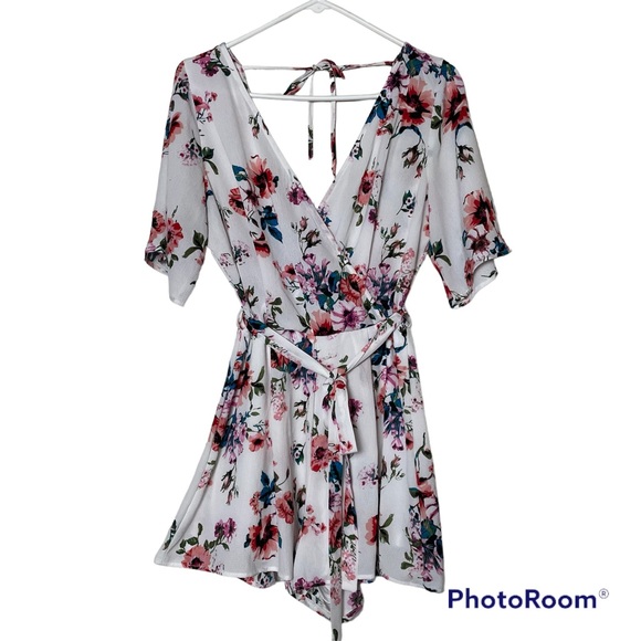 Trixxi Belted Floral Romper White Size L - NWOT - Picture 1 of 6